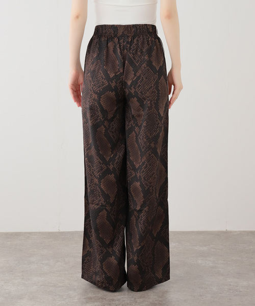 adidas Originals(アディダスオリジナルス)の「adidas originals SATIN SNAKE PRINT WIDE LEG TRACK PANTS(その他パンツ・レディース・ブラウン/ベージュ・LARGE/MEDIUM)」の14枚目の写真