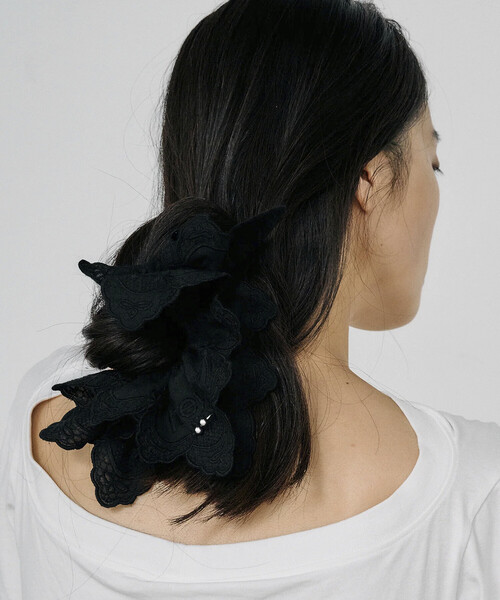 heyep(ヘイップ)の「heyep/ヘイップ Pierced Lace Scrunchie / ピアスレースシュシュ【限定展開】(ヘアバンド・レディース・ブラック/ホワイト・ONE SIZE)」の2枚目の写真