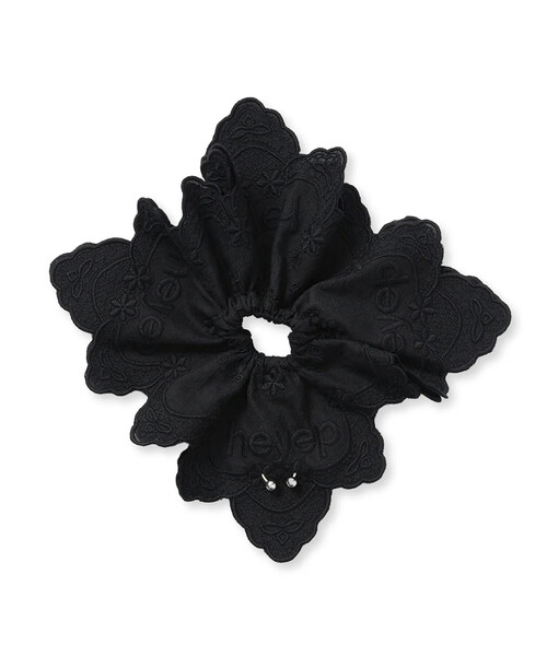heyep(ヘイップ)の「heyep/ヘイップ Pierced Lace Scrunchie / ピアスレースシュシュ【限定展開】(ヘアバンド・レディース・ブラック/ホワイト・ONE SIZE)」の4枚目の写真