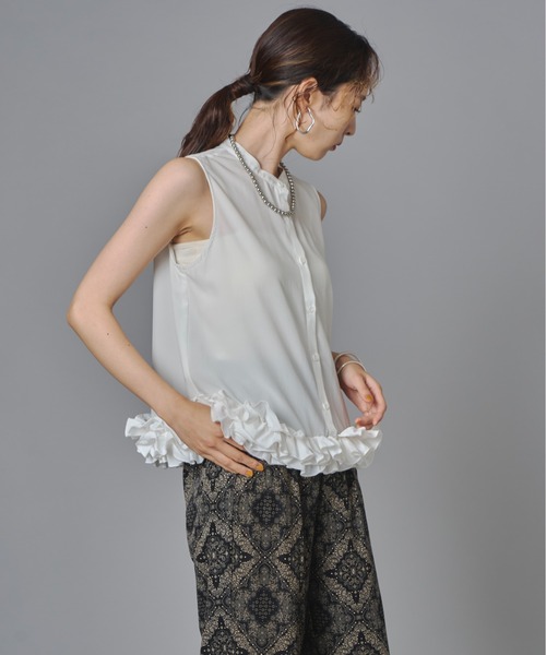 terrace(テラス)の「シルキージョーゼットフリルノースリーブブラウス(シャツ/ブラウス・レディース・ブラック/チャコール/オフホワイト・FREE)」の6枚目の写真