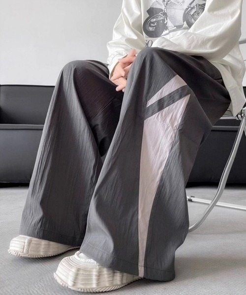 WYZ wear(ダブリューワイジィーウェア)の「サイドデザイントラックワイドパンツ/ユニセックス(その他パンツ・メンズ・ブラック/グレー・XL/L/M)」の2枚目の写真