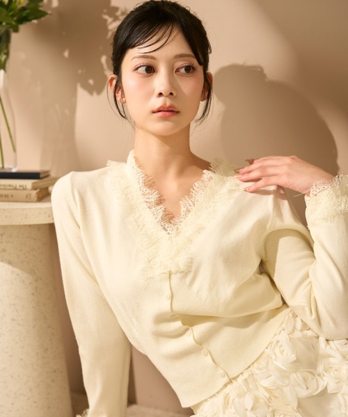 krahe（クレーエ）の「Vネックレースニットカーディガン（Tシャツ/カットソー・レディース・アイボリー/ベージュ/ブラック・FREE）」の4枚目の写真