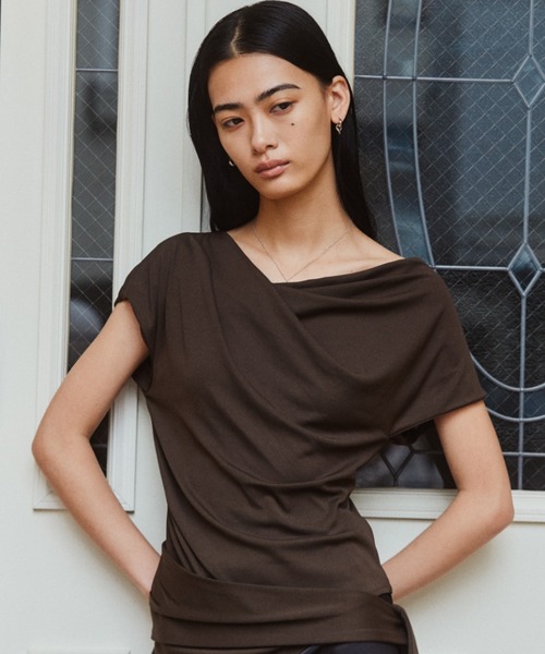 kiehtova（キエトヴァ）の「【kiehtova】SIENA DRAPE TOPS/シエナ ドレープトップス（Tシャツ/カットソー・レディース・ブラウン/ブラック/ホワイト・FREE）」の3枚目の写真