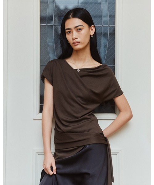 kiehtova（キエトヴァ）の「【kiehtova】SIENA DRAPE TOPS/シエナ ドレープトップス（Tシャツ/カットソー・レディース・ブラウン/ブラック/ホワイト・FREE）」の15枚目の写真