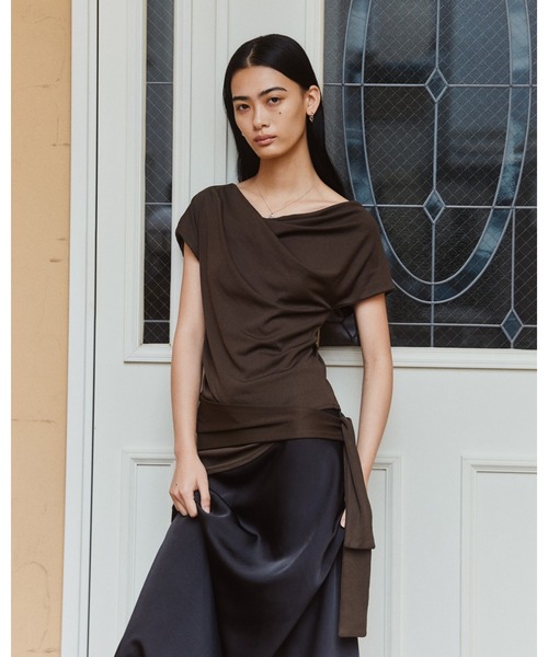 kiehtova（キエトヴァ）の「【kiehtova】SIENA DRAPE TOPS/シエナ ドレープトップス（Tシャツ/カットソー・レディース・ブラウン/ブラック/ホワイト・FREE）」の14枚目の写真