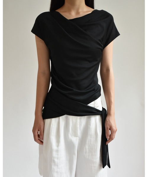 kiehtova（キエトヴァ）の「【kiehtova】SIENA DRAPE TOPS/シエナ ドレープトップス（Tシャツ/カットソー・レディース・ブラウン/ブラック/ホワイト・FREE）」の4枚目の写真