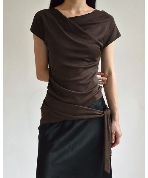 kiehtova（キエトヴァ）の「【kiehtova】SIENA DRAPE TOPS/シエナ ドレープトップス（Tシャツ/カットソー・レディース・ブラウン/ブラック/ホワイト・FREE）」の5枚目の写真