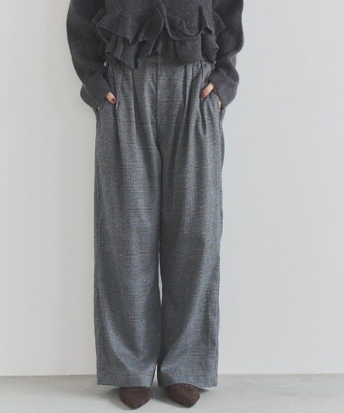 ELNEsoi(エルネソワ)の「チェック柄ツータックワイドパンツ(その他パンツ・レディース・ベージュ/チャコールグレー・FREE)」の2枚目の写真