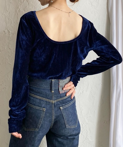 She's Closet(シーズクローゼット)の「バックオープンショート丈ボートネック長袖ベロアトップス(Tシャツ/カットソー・レディース・ブラック/ブラウン/ネイビー/グレイッシュベージュ・FREE)」の4枚目の写真