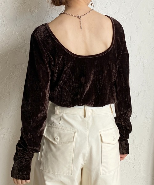 She's Closet(シーズクローゼット)の「バックオープンショート丈ボートネック長袖ベロアトップス(Tシャツ/カットソー・レディース・ブラック/ブラウン/ネイビー/グレイッシュベージュ・FREE)」の3枚目の写真