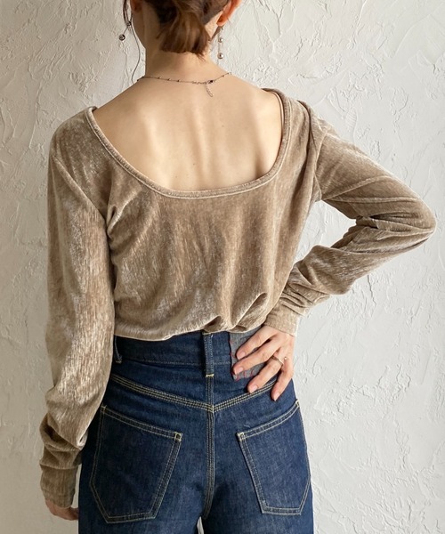 She's Closet(シーズクローゼット)の「バックオープンショート丈ボートネック長袖ベロアトップス(Tシャツ/カットソー・レディース・ブラック/ブラウン/ネイビー/グレイッシュベージュ・FREE)」の1枚目の写真