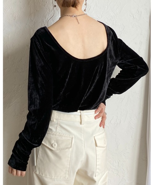 She's Closet(シーズクローゼット)の「バックオープンショート丈ボートネック長袖ベロアトップス(Tシャツ/カットソー・レディース・ブラック/ブラウン/ネイビー/グレイッシュベージュ・FREE)」の2枚目の写真