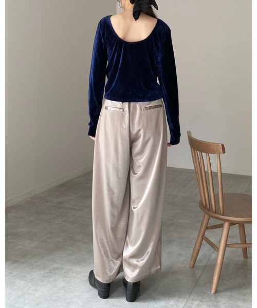 She's Closet(シーズクローゼット)の「バックオープンショート丈ボートネック長袖ベロアトップス(Tシャツ/カットソー・レディース・ブラック/ブラウン/ネイビー/グレイッシュベージュ・FREE)」の19枚目の写真