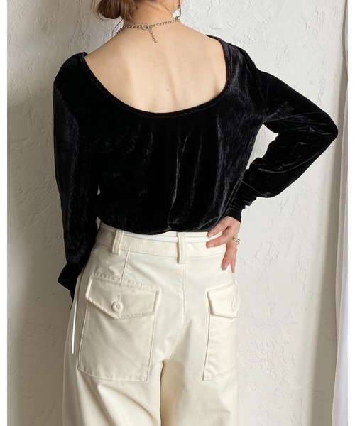 She's Closet(シーズクローゼット)の「バックオープンショート丈ボートネック長袖ベロアトップス(Tシャツ/カットソー・レディース・ブラック/ブラウン/ネイビー/グレイッシュベージュ・FREE)」の15枚目の写真