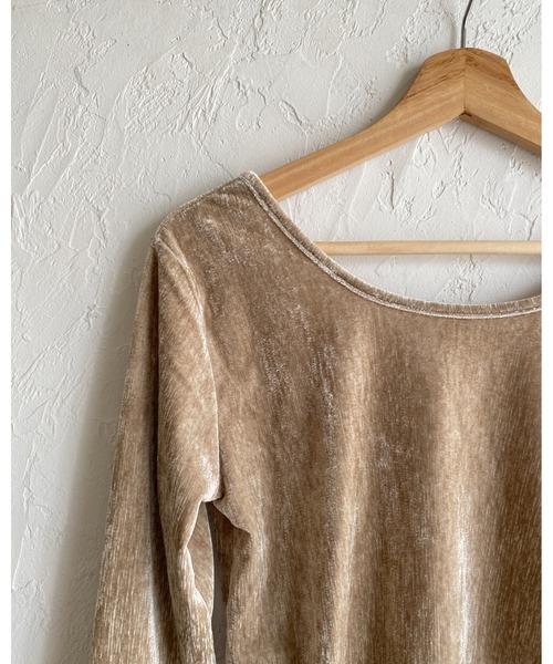 She's Closet(シーズクローゼット)の「バックオープンショート丈ボートネック長袖ベロアトップス(Tシャツ/カットソー・レディース・ブラック/ブラウン/ネイビー/グレイッシュベージュ・FREE)」の7枚目の写真