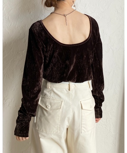 She's Closet(シーズクローゼット)の「バックオープンショート丈ボートネック長袖ベロアトップス(Tシャツ/カットソー・レディース・ブラック/ブラウン/ネイビー/グレイッシュベージュ・FREE)」の5枚目の写真