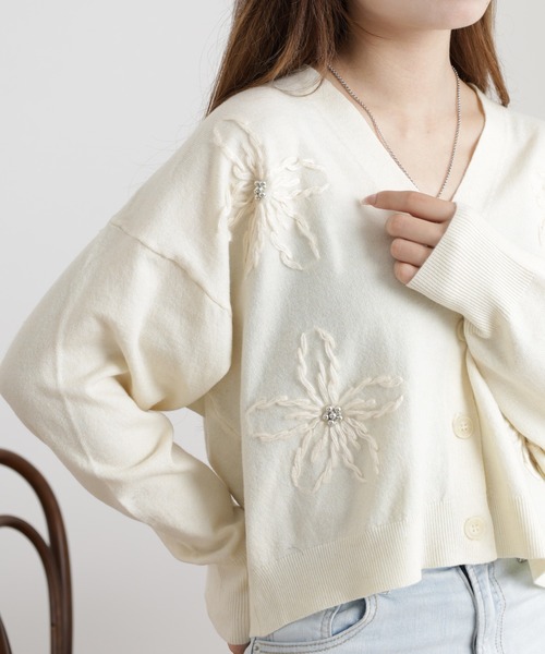 Miunelora(ミューネローラ)の「Miunelora フラワー刺繍ニットカーデ(カーディガン/ボレロ・レディース・アイボリー/グレイッシュベージュ/ブラック・38)」の6枚目の写真
