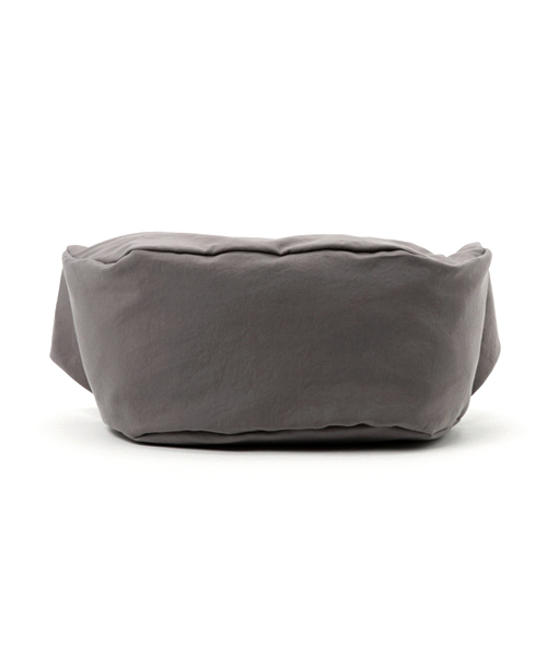 PATRICK STEPHAN（パトリックステファン）の「パトリック ステファン / Fabric waist bag 'demi cercle'　ボディバッグ（ボディバッグ/ウエストポーチ・メンズ・ブラック/カーキ/ダークグレー/ネイビー・FREE）」の2枚目の写真