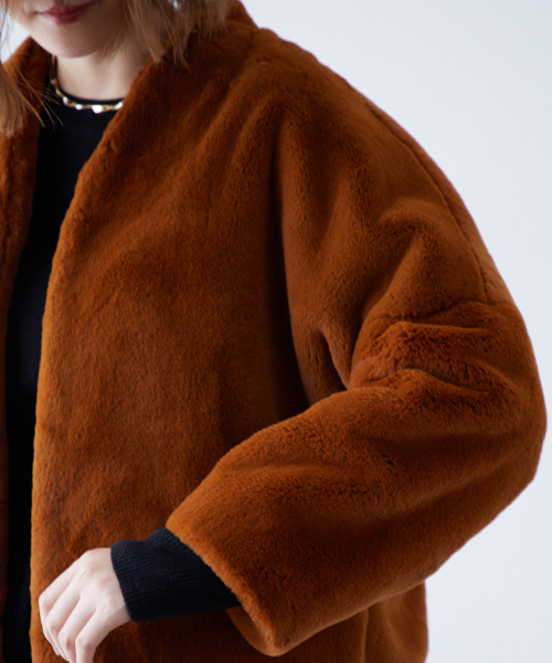 STUDIOUS（ステュディオス）の「エコファーショートコート（ノーカラージャケット・レディース・ブラウン/ライトグレー/ベビーピンク・FREE）」の20枚目の写真