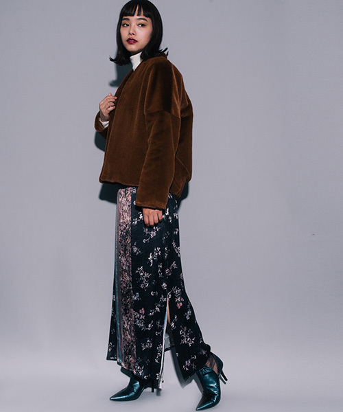 STUDIOUS（ステュディオス）の「エコファーショートコート（ノーカラージャケット・レディース・ブラウン/ライトグレー/ベビーピンク・FREE）」の4枚目の写真