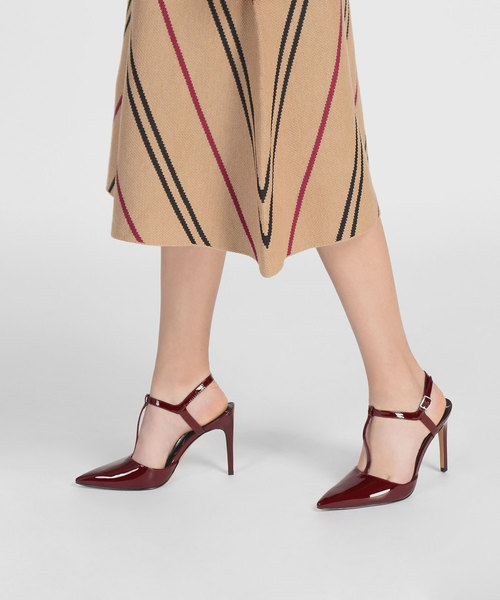 CHARLES & KEITH(チャールズ & キース)の「ティーバーポインテッドヒール / T-BAR POINTED HEELS(パンプス・レディース・オフホワイト/ブラック/レッド・24.5cm/22.5cm/23.5cm/23cm/25.5cm/25cm)」の9枚目の写真