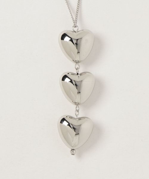 natural couture(ナチュラルクチュール)の「ぷっくりスリーハートネックレス(ネックレス・レディース・その他1/シルバー/ゴールド・FREE)」の2枚目の写真