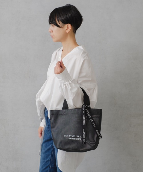 BIRTHDAY BAR（バースデイバー）の「HORIZONTAL TOTE  ホリゾンタル トートバッグ（トートバッグ・レディース・グレイッシュベージュ/オフホワイト/ブラック/グレー/レッド/グリーン/ドット/ホワイト×ブラック/その他/ベージュ系その他/ホワイト/ネイビー/グレー系/カーキ/カーキ系/その他2/ベージュ/その他3/シルバー/グリーン系その他/レッド系その他/チャコールグレー/イエロー/ホワイト×ホワイト/ライラック/ブラック×ブラック/キャメル/ダークグレー/グレー系その他/ブラック系その他/グレー×ピンク/ホワイト×イエロー/ホワイト×ブルー/インディゴブルー/ダークグリーン/アイボリー・フリー）」の11枚目の写真