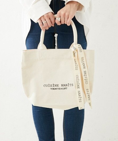 BIRTHDAY BAR（バースデイバー）の「HORIZONTAL TOTE  ホリゾンタル トートバッグ（トートバッグ・レディース・グレイッシュベージュ/オフホワイト/ブラック/グレー/レッド/グリーン/ドット/ホワイト×ブラック/その他/ベージュ系その他/ホワイト/ネイビー/グレー系/カーキ/カーキ系/その他2/ベージュ/その他3/シルバー/グリーン系その他/レッド系その他/チャコールグレー/イエロー/ホワイト×ホワイト/ライラック/ブラック×ブラック/キャメル/ダークグレー/グレー系その他/ブラック系その他/グレー×ピンク/ホワイト×イエロー/ホワイト×ブルー/インディゴブルー/ダークグリーン/アイボリー・フリー）」の3枚目の写真