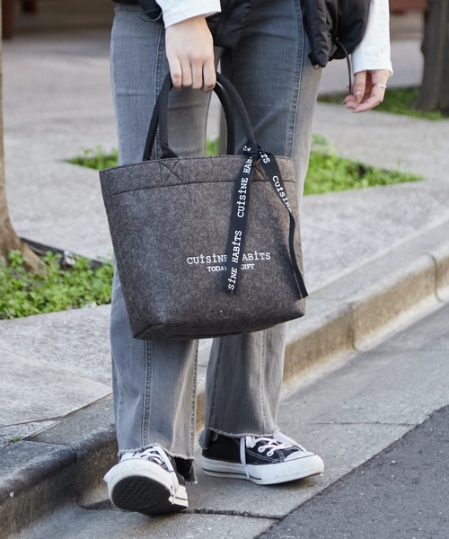 BIRTHDAY BAR（バースデイバー）の「HORIZONTAL TOTE  ホリゾンタル トートバッグ（トートバッグ・レディース・グレイッシュベージュ/オフホワイト/ブラック/グレー/レッド/グリーン/ドット/ホワイト×ブラック/その他/ベージュ系その他/ホワイト/ネイビー/グレー系/カーキ/カーキ系/その他2/ベージュ/その他3/シルバー/グリーン系その他/レッド系その他/チャコールグレー/イエロー/ホワイト×ホワイト/ライラック/ブラック×ブラック/キャメル/ダークグレー/グレー系その他/ブラック系その他/グレー×ピンク/ホワイト×イエロー/ホワイト×ブルー/インディゴブルー/ダークグリーン/アイボリー・フリー）」の12枚目の写真