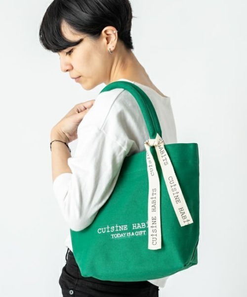 BIRTHDAY BAR（バースデイバー）の「HORIZONTAL TOTE  ホリゾンタル トートバッグ（トートバッグ・レディース・グレイッシュベージュ/オフホワイト/ブラック/グレー/レッド/グリーン/ドット/ホワイト×ブラック/その他/ベージュ系その他/ホワイト/ネイビー/グレー系/カーキ/カーキ系/その他2/ベージュ/その他3/シルバー/グリーン系その他/レッド系その他/チャコールグレー/イエロー/ホワイト×ホワイト/ライラック/ブラック×ブラック/キャメル/ダークグレー/グレー系その他/ブラック系その他/グレー×ピンク/ホワイト×イエロー/ホワイト×ブルー/インディゴブルー/ダークグリーン/アイボリー・フリー）」の22枚目の写真