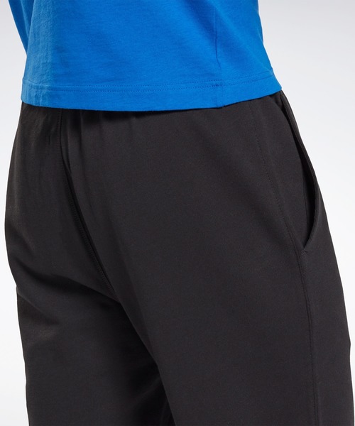 Reebok（リーボック）の「トレーニング エッセンシャルズ リニア ロゴ ジョガーズ / Training Essentials Linear Logo Joggers（その他パンツ・メンズ・ブラック・SMALL/MEDIUM/LARGE/X-LARGE/XX-LARGE/XXX-LARGE）」の4枚目の写真