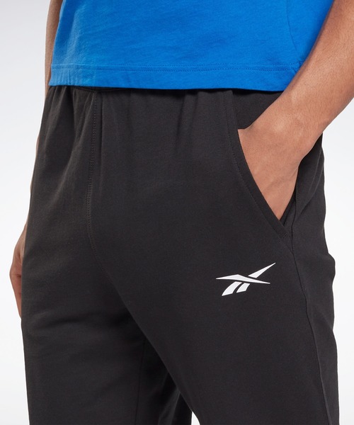 Reebok（リーボック）の「トレーニング エッセンシャルズ リニア ロゴ ジョガーズ / Training Essentials Linear Logo Joggers（その他パンツ・メンズ・ブラック・SMALL/MEDIUM/LARGE/X-LARGE/XX-LARGE/XXX-LARGE）」の3枚目の写真