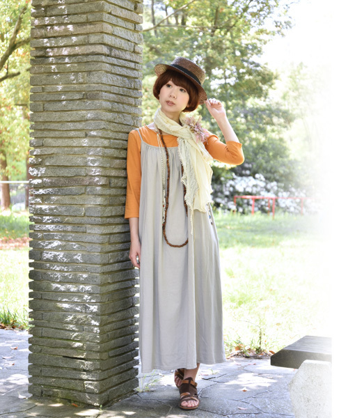 and it_(アンドイット)の「【日本製】ベーシックギャザーコットンキャミマキシワンピース(ワンピース・レディース・ブラック/チャコールグレー/パープル/ダークラベンダー/ワインレッド/オレンジ/杢グレー/モカ/オートミール/グレイッシュベージュ/ターコイズブルー/ネイビー/グリーン/カーキ/ダークブラウン・MEDIUM)」の8枚目の写真