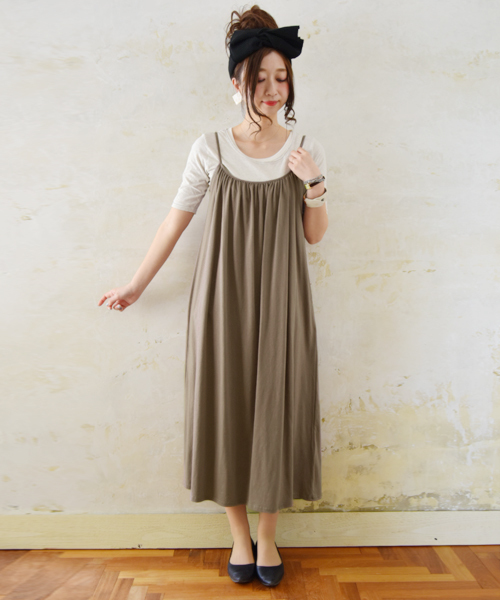 and it_(アンドイット)の「【日本製】ベーシックギャザーコットンキャミマキシワンピース(ワンピース・レディース・ブラック/チャコールグレー/パープル/ダークラベンダー/ワインレッド/オレンジ/杢グレー/モカ/オートミール/グレイッシュベージュ/ターコイズブルー/ネイビー/グリーン/カーキ/ダークブラウン・MEDIUM)」の6枚目の写真