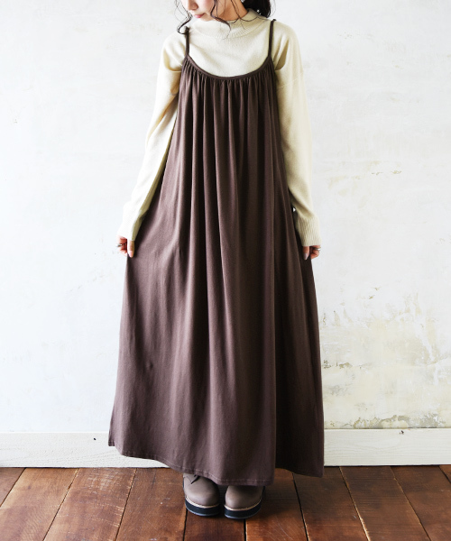 and it_(アンドイット)の「【日本製】ベーシックギャザーコットンキャミマキシワンピース(ワンピース・レディース・ブラック/チャコールグレー/パープル/ダークラベンダー/ワインレッド/オレンジ/杢グレー/モカ/オートミール/グレイッシュベージュ/ターコイズブルー/ネイビー/グリーン/カーキ/ダークブラウン・MEDIUM)」の5枚目の写真