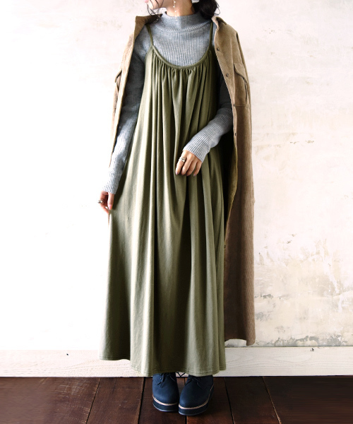 and it_(アンドイット)の「【日本製】ベーシックギャザーコットンキャミマキシワンピース(ワンピース・レディース・ブラック/チャコールグレー/パープル/ダークラベンダー/ワインレッド/オレンジ/杢グレー/モカ/オートミール/グレイッシュベージュ/ターコイズブルー/ネイビー/グリーン/カーキ/ダークブラウン・MEDIUM)」の9枚目の写真