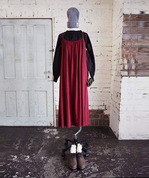 and it_(アンドイット)の「【日本製】ベーシックギャザーコットンキャミマキシワンピース(ワンピース・レディース・ブラック/チャコールグレー/パープル/ダークラベンダー/ワインレッド/オレンジ/杢グレー/モカ/オートミール/グレイッシュベージュ/ターコイズブルー/ネイビー/グリーン/カーキ/ダークブラウン・MEDIUM)」の16枚目の写真