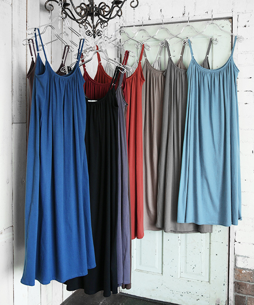 and it_(アンドイット)の「【日本製】ベーシックギャザーコットンキャミマキシワンピース(ワンピース・レディース・ブラック/チャコールグレー/パープル/ダークラベンダー/ワインレッド/オレンジ/杢グレー/モカ/オートミール/グレイッシュベージュ/ターコイズブルー/ネイビー/グリーン/カーキ/ダークブラウン・MEDIUM)」の18枚目の写真