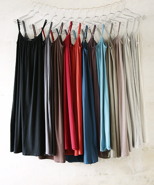 and it_(アンドイット)の「【日本製】ベーシックギャザーコットンキャミマキシワンピース(ワンピース・レディース・ブラック/チャコールグレー/パープル/ダークラベンダー/ワインレッド/オレンジ/杢グレー/モカ/オートミール/グレイッシュベージュ/ターコイズブルー/ネイビー/グリーン/カーキ/ダークブラウン・MEDIUM)」の19枚目の写真