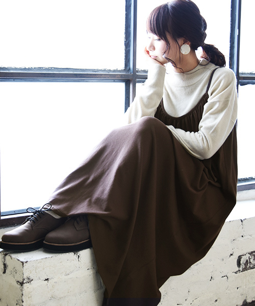 and it_(アンドイット)の「【日本製】ベーシックギャザーコットンキャミマキシワンピース(ワンピース・レディース・ブラック/チャコールグレー/パープル/ダークラベンダー/ワインレッド/オレンジ/杢グレー/モカ/オートミール/グレイッシュベージュ/ターコイズブルー/ネイビー/グリーン/カーキ/ダークブラウン・MEDIUM)」の21枚目の写真