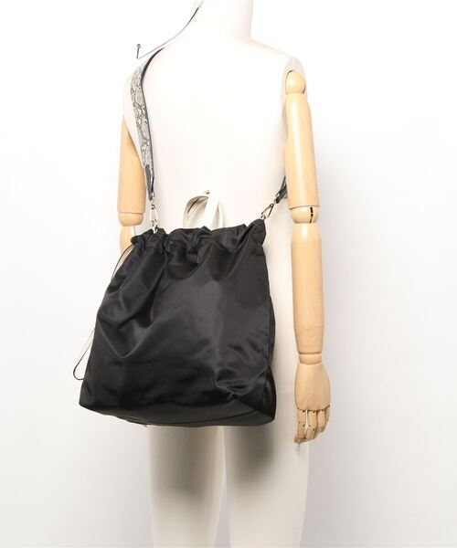 un dix cors(アンディコール)の「たっぷり入るデイリー仕様 パイソン柄ショルダーバッグ(ショルダーバッグ・レディース・ブラック/カーキ/ベージュ・FREE)」の14枚目の写真