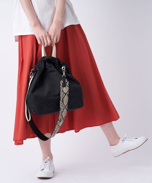 un dix cors(アンディコール)の「たっぷり入るデイリー仕様 パイソン柄ショルダーバッグ(ショルダーバッグ・レディース・ブラック/カーキ/ベージュ・FREE)」の8枚目の写真