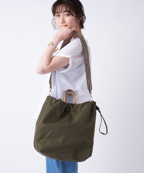 un dix cors(アンディコール)の「たっぷり入るデイリー仕様 パイソン柄ショルダーバッグ(ショルダーバッグ・レディース・ブラック/カーキ/ベージュ・FREE)」の10枚目の写真