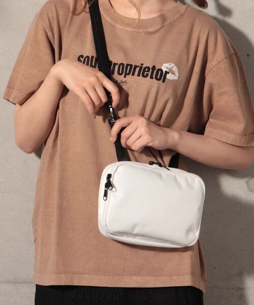 FREDY&GLOSTER（フレディアンドグロスター）の「ジップポーチポシェット（ショルダーバッグ・レディース・ホワイト/ベージュ/ブラック・FREE）」の2枚目の写真