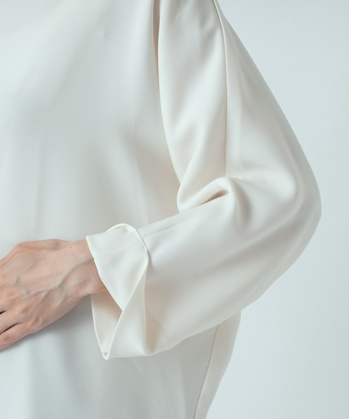 RIVE DROITE(リヴドロワ)の「軽い着心地でストレスフリー ドルマンターンバックブラウス(シャツ/ブラウス・レディース・オフホワイト/ブラック/バーガンディー・FREE)」の16枚目の写真