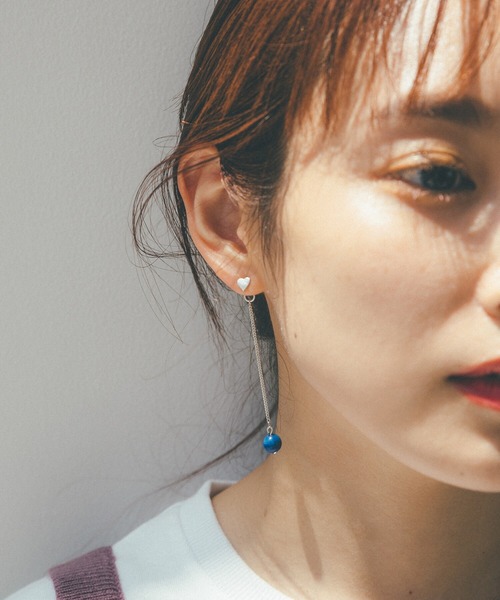 haco!（ハコ）の「【高橋愛さんコラボ】耳元で優しく揺れるラピスラズリとハートモチーフのイヤーアクセ by LOVE&PEACE PROJECT ＜1:ピアス　2:イヤリング＞（ピアス（両耳用）・レディース・ブルー・1/2）」の2枚目の写真