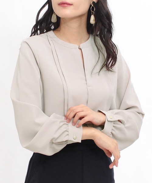 TRUDEA（トルディア）の「金具使いスキッパーブラウス（シャツ/ブラウス・レディース・ホワイト/ネイビー/ライトグレー/グレイッシュベージュ・MEDIUM/LARGE）」の4枚目の写真