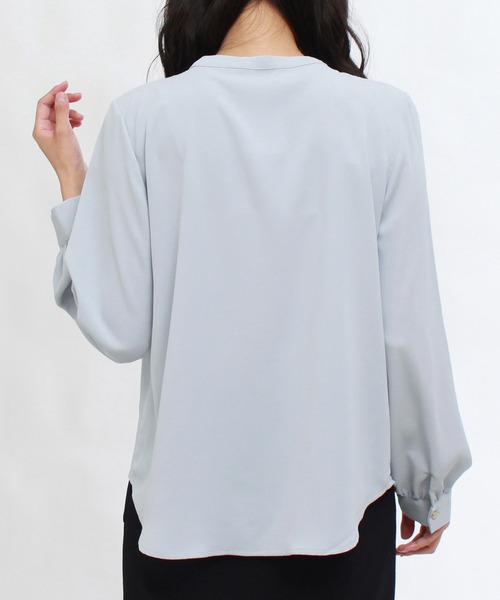 TRUDEA（トルディア）の「金具使いスキッパーブラウス（シャツ/ブラウス・レディース・ホワイト/ネイビー/ライトグレー/グレイッシュベージュ・MEDIUM/LARGE）」の7枚目の写真