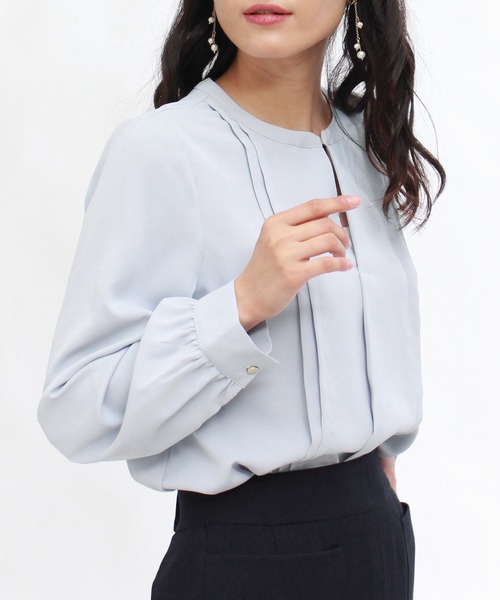 TRUDEA（トルディア）の「金具使いスキッパーブラウス（シャツ/ブラウス・レディース・ホワイト/ネイビー/ライトグレー/グレイッシュベージュ・MEDIUM/LARGE）」の13枚目の写真