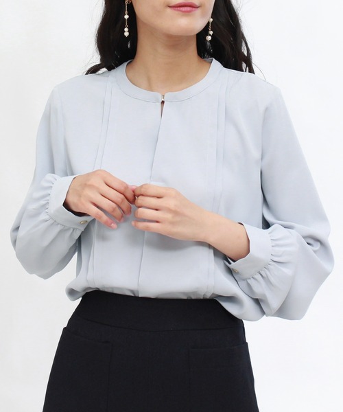 TRUDEA（トルディア）の「金具使いスキッパーブラウス（シャツ/ブラウス・レディース・ホワイト/ネイビー/ライトグレー/グレイッシュベージュ・MEDIUM/LARGE）」の14枚目の写真